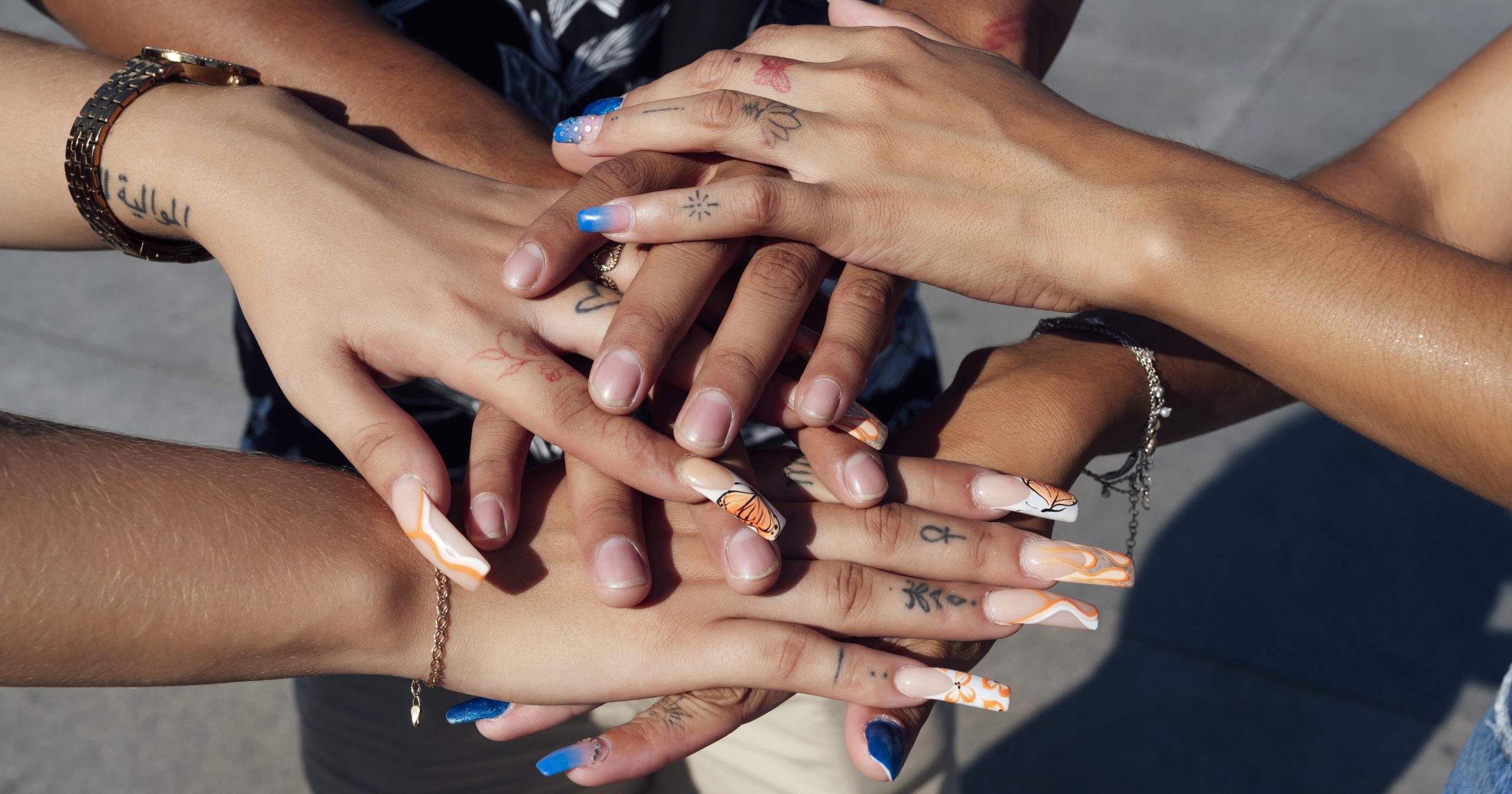 16 Tiny Finger Tattoos You'll Want to Flaunt ASAP