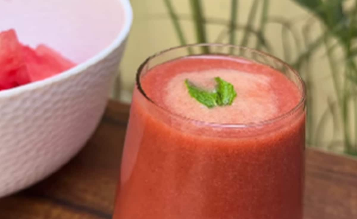 Tired Of Dull Appearance? Try This Easy To Make Watermelon Strawberry Smoothie For Healthy Skin