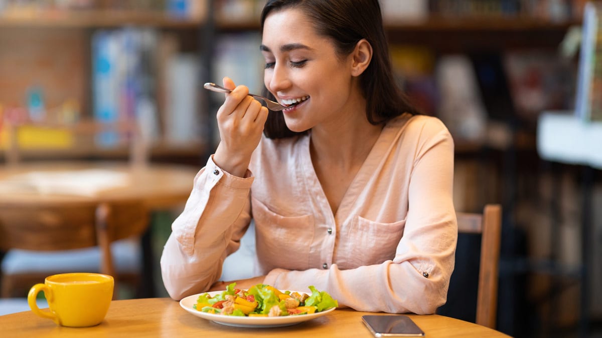 5 Ways To Practise Mindful Eating When Dining Out To Manage Blood Sugar