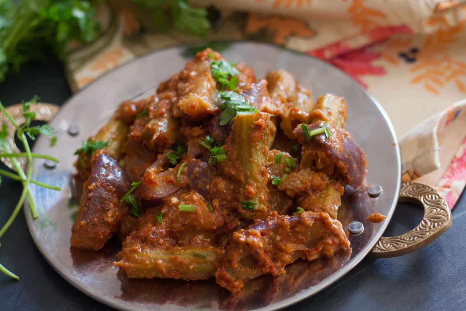 Konkani Style Vengaya Sagle Recipe - Eggplant Drumstick Curry