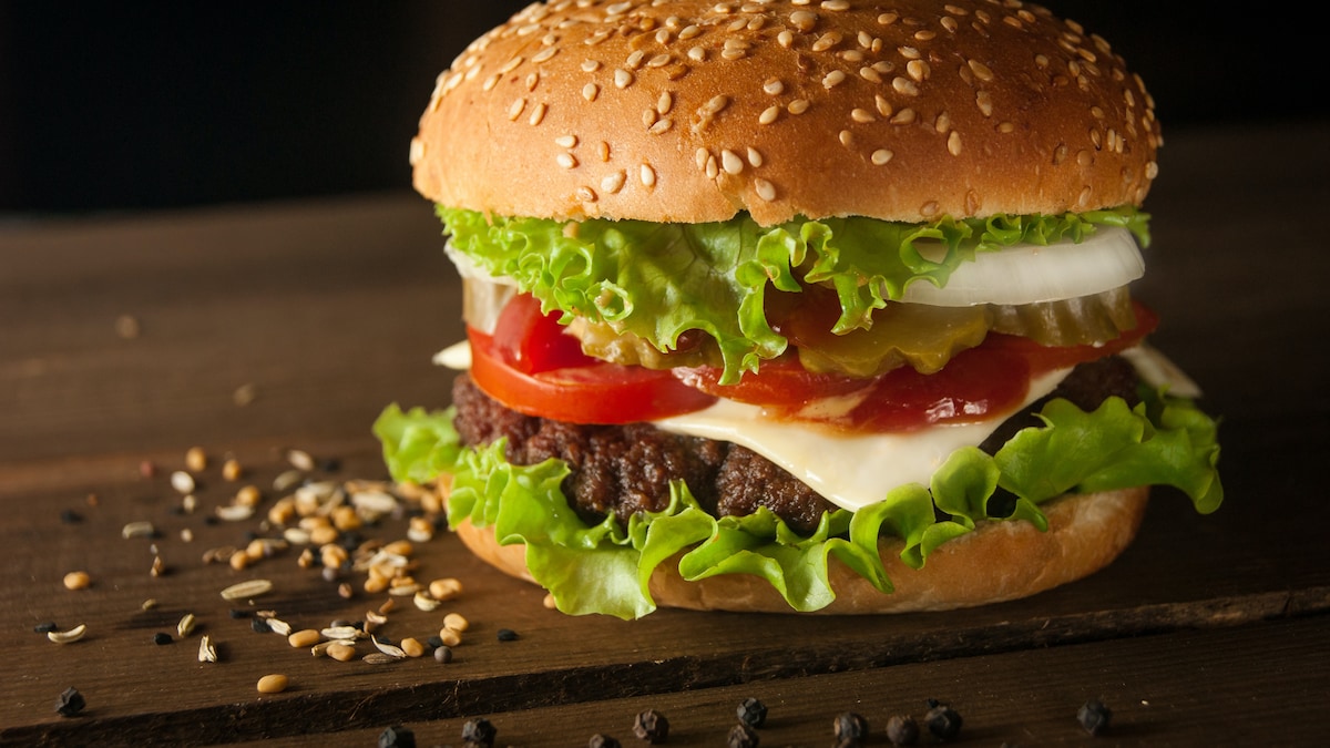 Best Places To Enjoy The Juiciest Burgers In Delhi-NCR