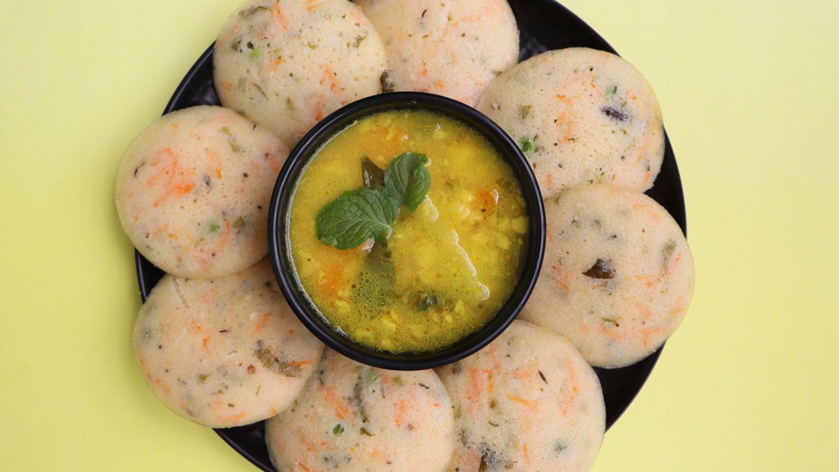 Say Goodbye To Sticky Idlis: 4 Easy Tips To Remove Idlis From Idli Plates