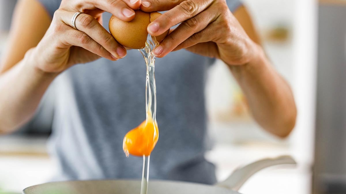 5 Hacks To Separate Eggs Easily Without A Mess