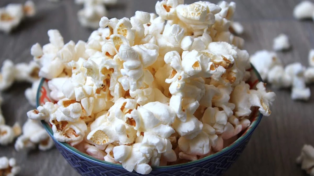 4 Easy Ways To Reheat Popcorn Like A Pro