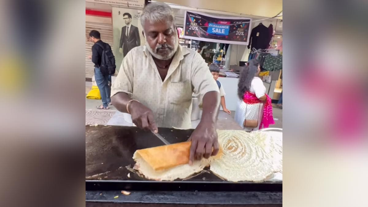 "Rajinikanth-Style Dosas": Mumbai Street Vendor's Skills Go Viral