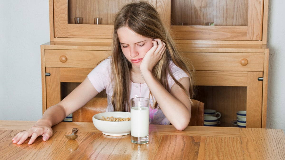 Is Your Teen Struggling With Food? This Expert Explains Why Your Teen Might Have An Eating Disorder (And How To Stop It)